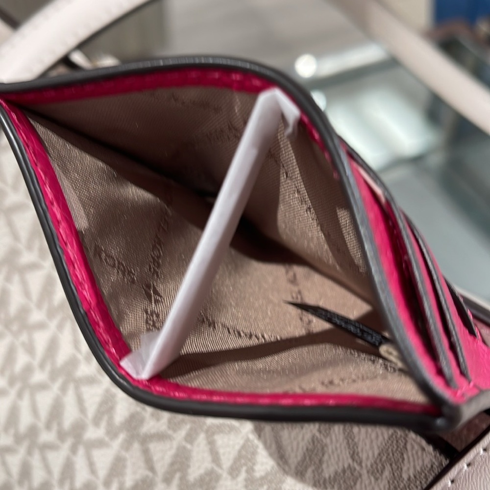 MICHAEL KORS
Reed Large Pebbled Leather Card Holder Case
Electric Pink
NWT - Picture 9 of 16